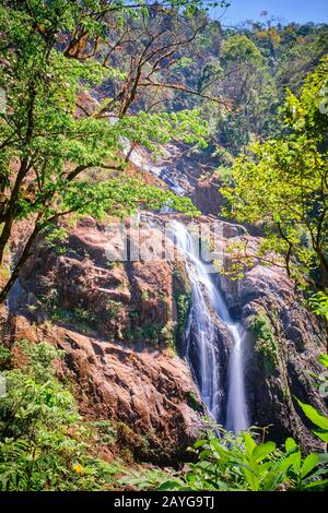Una delle cascate più alte del Costa Rica, Manantial de Agua Viva, conosciuto anche come Bijagual, cascate 200m giù su varie rocce tra fogliame lussureggiante Foto Stock