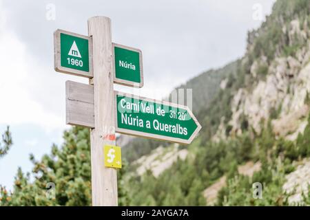 Nuria, SPAGNA - CIRCA LUGLIO 2018: Cartello segnaletico per i sentieri e i percorsi escursionistici GR11 nei Pirenei, val de Nuria Foto Stock