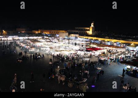 Place Jemaa el-FnaThis square è il simbolo della città ed è stato classificato come Sito del Patrimonio Mondiale dall'UNESCO. Foto Stock