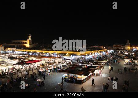 Place Jemaa el-FnaThis square è il simbolo della città ed è stato classificato come Sito del Patrimonio Mondiale dall'UNESCO. Foto Stock