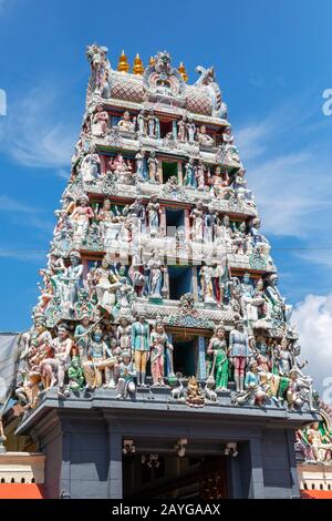 Immagini degli dei Indù in cima all'entrata al Tempio di Sri Mariamman, South George Road, Chinatown, Singapore, Asia Foto Stock