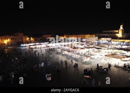 Place Jemaa el-FnaThis square è il simbolo della città ed è stato classificato come Sito del Patrimonio Mondiale dall'UNESCO. Foto Stock