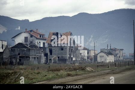 8th gennaio 1994 pulizia Etnica durante la guerra nella Bosnia centrale: Case e edifici bruciati a Grbavica, alla periferia di Vitez, aggrediti dalle forze dell'UAV (croato bosniaco) quattro mesi prima. Foto Stock