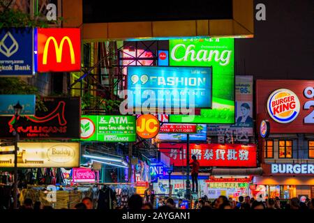 Bangkok, Thailandia - 26 febbraio 2018 : I Turisti che si godono Khao San Road, Khao San Road è un luogo famoso per vedere e mangiare di notte a Bangk Foto Stock