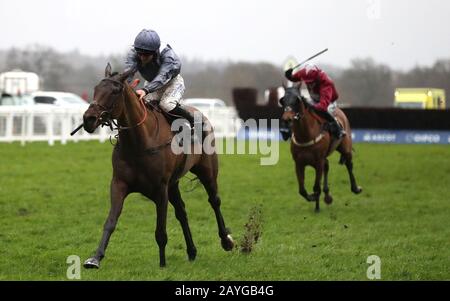 St Barts guidato da ben Jones sulla strada per la vittoria nel locale Ascot Sports & Social Clubs handicap Corsa Ostacolo durante la corsa Ascot Chase Raceday di Ascot Raceday. Foto Stock