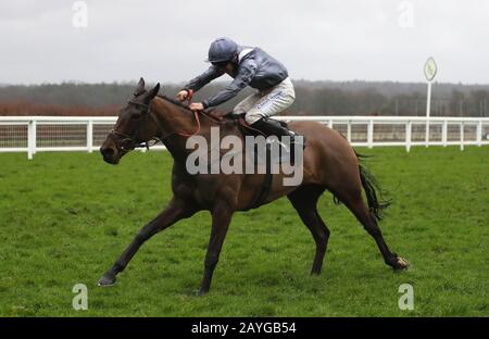 St Barts guidato da ben Jones sulla strada per la vittoria nel locale Ascot Sports & Social Clubs handicap Corsa Ostacolo durante la corsa Ascot Chase Raceday di Ascot Raceday. Foto Stock