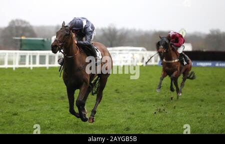 St Barts guidato da ben Jones sulla strada per la vittoria nella gara di handicap di Ascot Local Sports & Social Clubs durante l'Ascot Chase Raceday di Betfair all'ippodromo di Ascot. Foto Stock