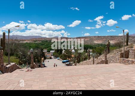 Vista dall'indipendenza monumento di Humahuaca, una città nella valle di Quebrada de Humahuaca, Ande Montagne, Jujuy provincia, Argentina. Foto Stock