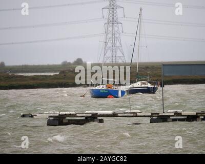 Queenborough, Kent, Regno Unito. 15th Feb, 2020. Barche a Queenborough Harbor, Kent sono colpite da forti venti da Storm Dennis. Credito: James Bell/Alamy Live News Foto Stock