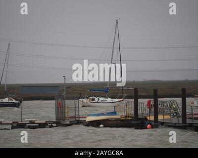 Queenborough, Kent, Regno Unito. 15th Feb, 2020. Barche a Queenborough Harbor, Kent sono colpite da forti venti da Storm Dennis. Credito: James Bell/Alamy Live News Foto Stock