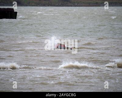 Queenborough, Kent, Regno Unito. 15th Feb, 2020. Barche a Queenborough Harbor, Kent sono colpite da forti venti da Storm Dennis. Credito: James Bell/Alamy Live News Foto Stock