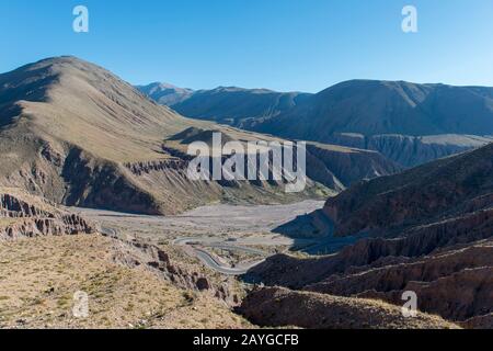 Vista dal Passo Lipan dell'autostrada 52 sulle Ande, vicino a Purmamarca, provincia Jujuy, Argentina. Foto Stock