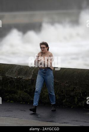 Saltcoat, North Ayrshire, Scozia, Regno Unito. 15th febbraio 2020. Storm Dennis batte Saltcoat sul CREDITO della costa Ayrshire: Chris McNulty/Alamy Live News Foto Stock