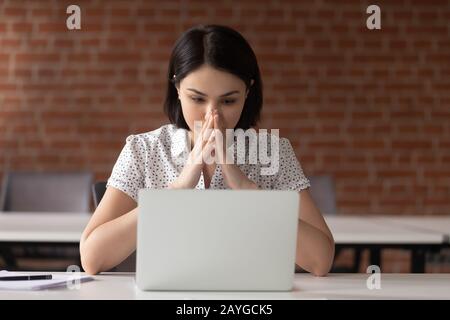 Dipendenti di sesso femminile pensino allo schermo di un notebook Foto Stock