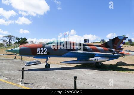 Warplane e missile al Museo del Aire a Cuba. Il Museo del Aire è stato un museo nazionale aeronautico situato nel sobborgo sud-ovest di Havana Foto Stock