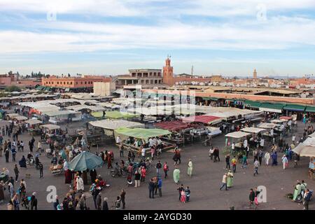 Place Jemaa el-FnaThis square è il simbolo della città ed è stato classificato come Sito del Patrimonio Mondiale dall'UNESCO. Foto Stock