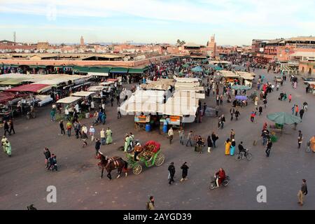 Place Jemaa el-FnaThis square è il simbolo della città ed è stato classificato come Sito del Patrimonio Mondiale dall'UNESCO. Foto Stock