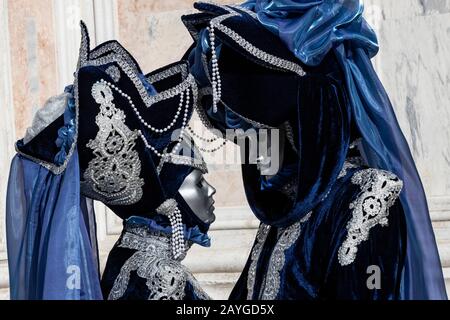 Venezia, Italia. 15 Febbraio 2020. Il Carnevale di Venezia è in pieno svolgimento con molti festaioli che indossano costumi elaborati e maschere tradizionali. Foto: Vibrant Pictures/Alamy Live News Foto Stock