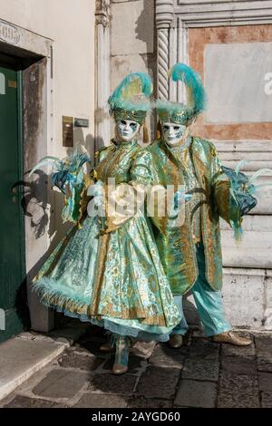 Venezia, Italia. 15 Febbraio 2020. Il Carnevale di Venezia è in pieno svolgimento con molti festaioli che indossano costumi elaborati e maschere tradizionali. Foto: Vibrant Pictures/Alamy Live News Foto Stock