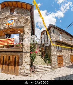 26 LUGLIO 2018, QUERALBS, SPAGNA: Queralbs è un antico villaggio di montagna dei Pirenei spagnoli Foto Stock