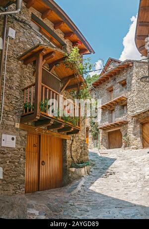 26 LUGLIO 2018, QUERALBS, SPAGNA: Antico villaggio di montagna altopiano nei Pirenei spagnoli Foto Stock