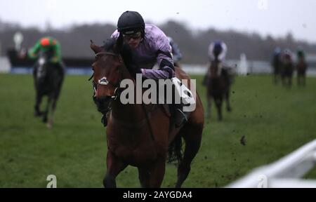 Sabrina guidata da Harry Cobden sulla strada della vittoria nella corsa Open National Hunt Flat di EBF Mares durante Betfair Ascot Chase Raceday all'ippodromo di Ascot. Foto Stock