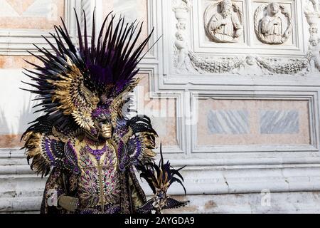 Venezia, Italia. 15 Febbraio 2020. Il Carnevale di Venezia è in pieno svolgimento con molti festaioli che indossano costumi elaborati e maschere tradizionali. Foto: Vibrant Pictures/Alamy Live News Foto Stock