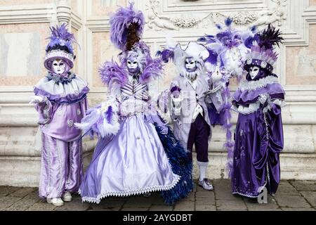 Venezia, Italia. 15 Febbraio 2020. Il Carnevale di Venezia è in pieno svolgimento con molti festaioli che indossano costumi elaborati e maschere tradizionali. Foto: Vibrant Pictures/Alamy Live News Foto Stock