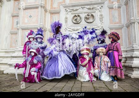 Venezia, Italia. 15 Febbraio 2020. Il Carnevale di Venezia è in pieno svolgimento con molti festaioli che indossano costumi elaborati e maschere tradizionali. Foto: Vibrant Pictures/Alamy Live News Foto Stock