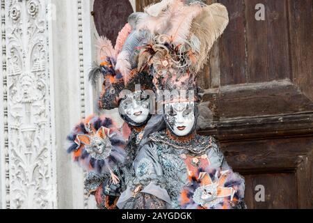 Venezia, Italia. 15 Febbraio 2020. Il Carnevale di Venezia è in pieno svolgimento con molti festaioli che indossano costumi elaborati e maschere tradizionali. Foto: Vibrant Pictures/Alamy Live News Foto Stock