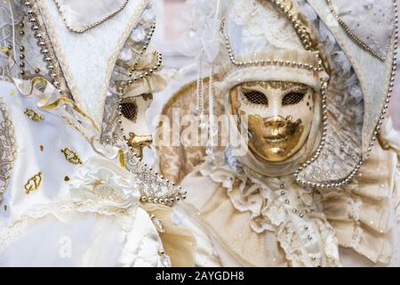 Venezia, Italia. 15 Febbraio 2020. Il Carnevale di Venezia è in pieno svolgimento con molti festaioli che indossano costumi elaborati e maschere tradizionali. Foto: Vibrant Pictures/Alamy Live News Foto Stock