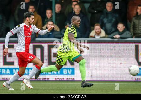 Spakenburg, Paesi Bassi. 15th Feb, 2020. Spakenburg, 15-02-2020, De Westmaat Tweede Divie, calcio olandese, stagione 2019-2020, IJsselmeervogels giocatore Achraf Nejmi, Kozakken Boys giocatore Royston Drenthe durante la partita IJsselmeervogels - Kozakken Boys Credit: Pro Shots/Alamy Live News Credit: Pro Shots/Alamy Live News Foto Stock