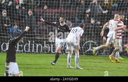 Tynecastle Park .Edinburgh.Scotland, Regno Unito. 15th Feb, 2020. Hearts 2v Hamilton.2Ladbrokes Scottish Premiership Match. Hearts Craig Halkett (26) celebra il suo obiettivo equalizzante nel 2-2 vs Hamilton . Credito: Eric mccowat/Alamy Live News Foto Stock