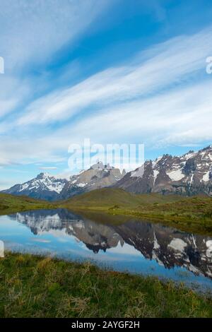 Cuernos del Paine e i Monti Almirante Nieto si riflettono nel piccolo lago del Parco Nazionale Torres del Paine in Patagonia, Cile. Foto Stock