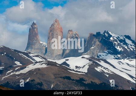 Vista delle montagne della Torre da Laguna Azul nel Parco Nazionale Torres del Paine in Patagonia, Cile. Foto Stock