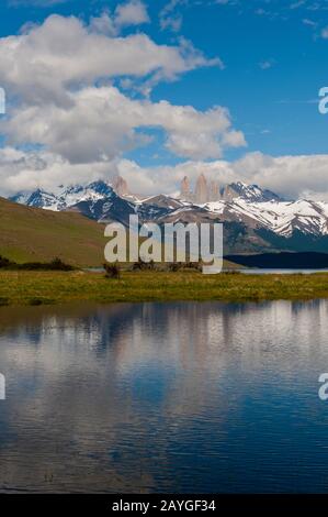 Vista delle montagne della Torre da Laguna Azul nel Parco Nazionale Torres del Paine in Patagonia, Cile. Foto Stock