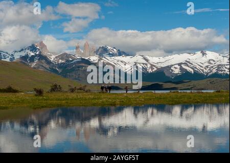 Vista delle montagne della Torre da Laguna Azul con escursioni a piedi nel Parco Nazionale Torres del Paine in Patagonia, Cile. Foto Stock