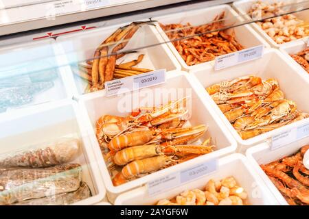 26 LUGLIO 2018, VIC, SPAGNA: Varie specialità di pesce fresco e delizioso in esposizione Foto Stock