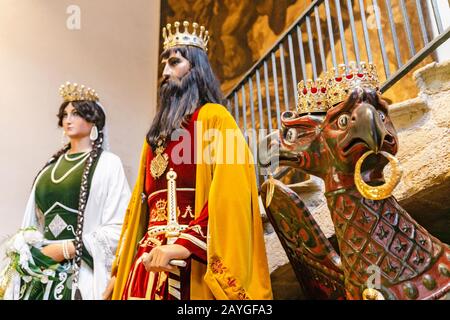 26 LUGLIO 2018, VIC, SPAGNA: Bambole grandi King e Queen Giants in attesa della prossima sfilata nella città di Vic Foto Stock