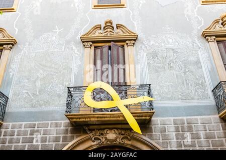 26 LUGLIO 2018, VIC, SPAGNA: Segno giallo di protesta e libertà su un balcone di un edificio storico in Catalogna Foto Stock