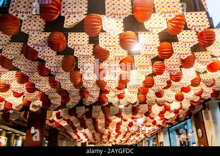 26 LUGLIO 2018, VIC, SPAGNA: Soffitto decorato nel negozio Foto Stock