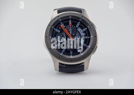 Chester, REGNO UNITO - FEBBRAIO 05th, 2020: Samsung Galaxy Watch su sfondo whie Foto Stock