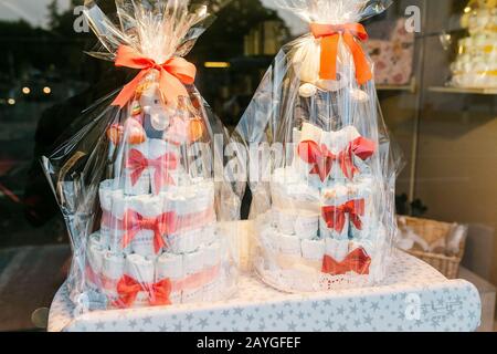 26 LUGLIO 2018, VIC, SPAGNA: Una torta di pannolini livellata per un acquazzone del bambino Foto Stock