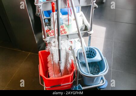 26 LUGLIO 2018, VIC, SPAGNA: Pulizia del carrello dell'attrezzatura in hotel Foto Stock