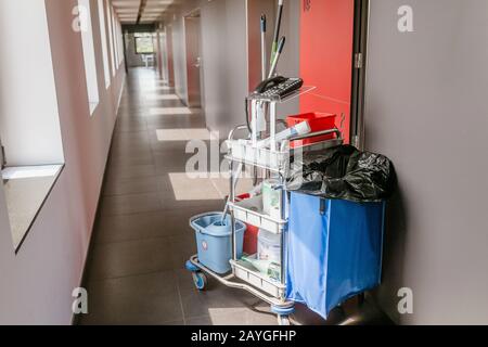 26 LUGLIO 2018, VIC, SPAGNA: Pulizia del carrello dell'attrezzatura in hotel Foto Stock