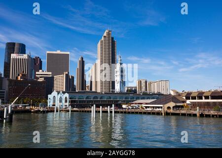 Il terminal dei traghetti del Porto di San Francisco con grattacieli dietro. California, Stati Uniti Foto Stock