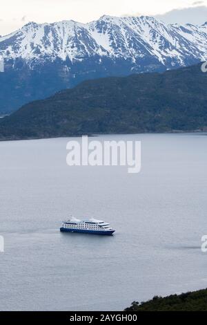 La nave da crociera Ventus Australis all'ancora a Bahia Wulaia, una baia sulla costa occidentale di Isla Navarino lungo il canale Murray nel Cile meridionale. Foto Stock