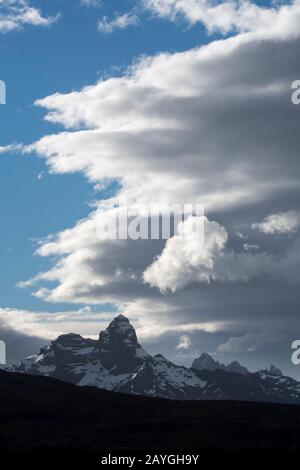 Vista sulle montagne vicino all'Agostini Sound, Cordillera Darwin, a Tierra del fuoco, nel Cile meridionale. Foto Stock