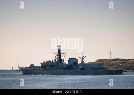 Royal Navy Frigate HMS Northumberland partenza da Halifax Harbour durante esercizio Cutlass Fury. Foto Stock