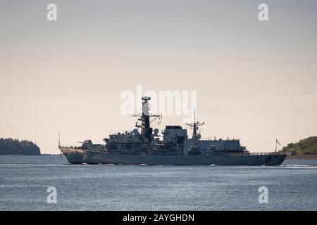 Royal Navy Frigate HMS Northumberland partenza da Halifax Harbour durante esercizio Cutlass Fury. Foto Stock